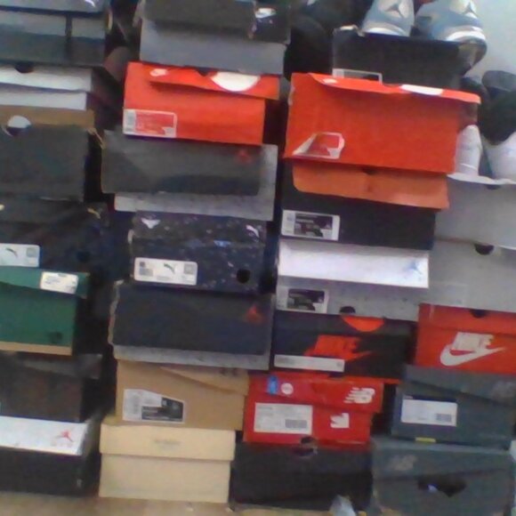 Variety of old used unwanted shoes (good and bad condition) - Picture 3 of 3